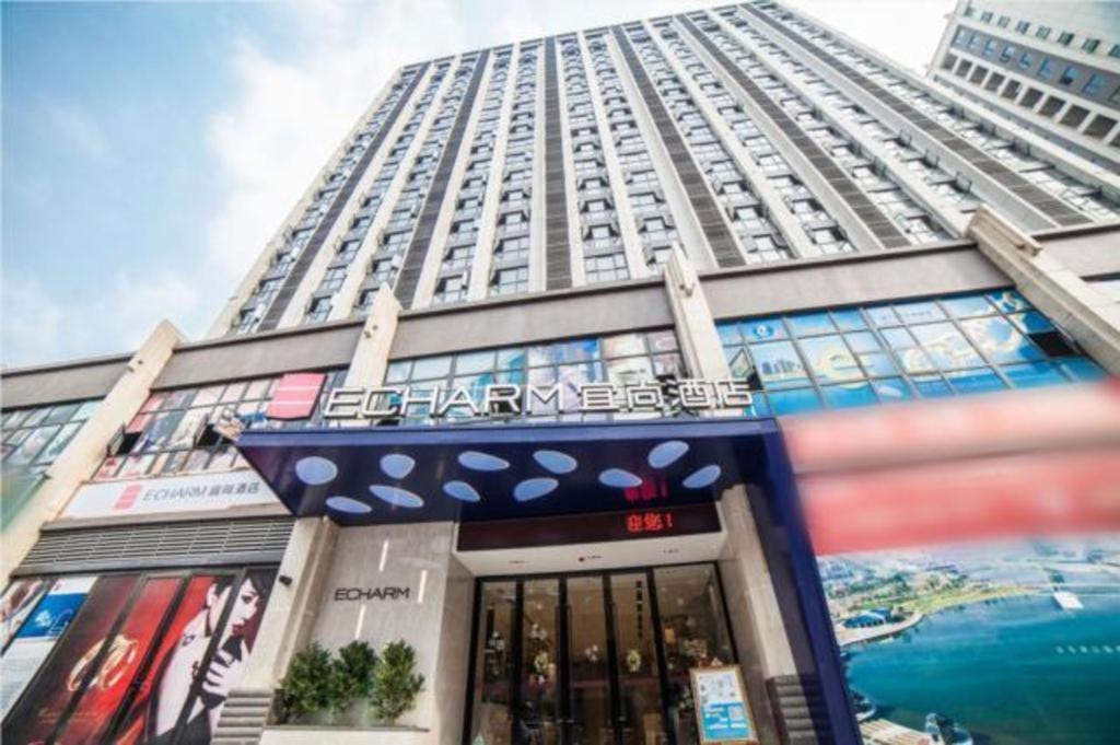 wysoki budynek z napisem na przodzie w obiekcie Echarm Hotel Changde Chaoyang D5 District w Changde
