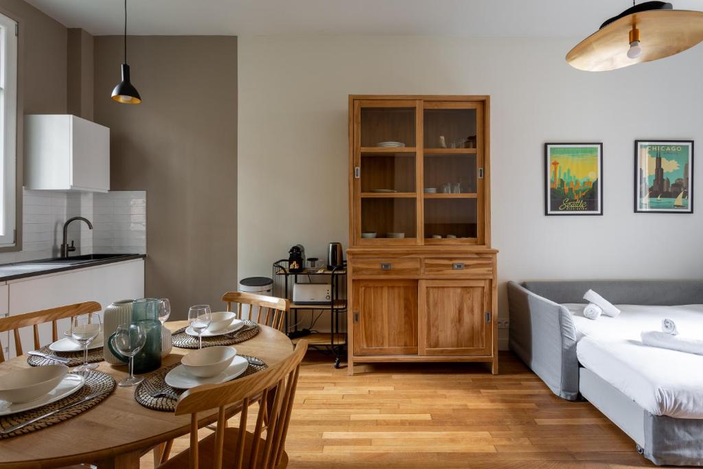 une cuisine et un salon avec une table et un lit dans l'établissement Paris 15 Cocoon, à Paris