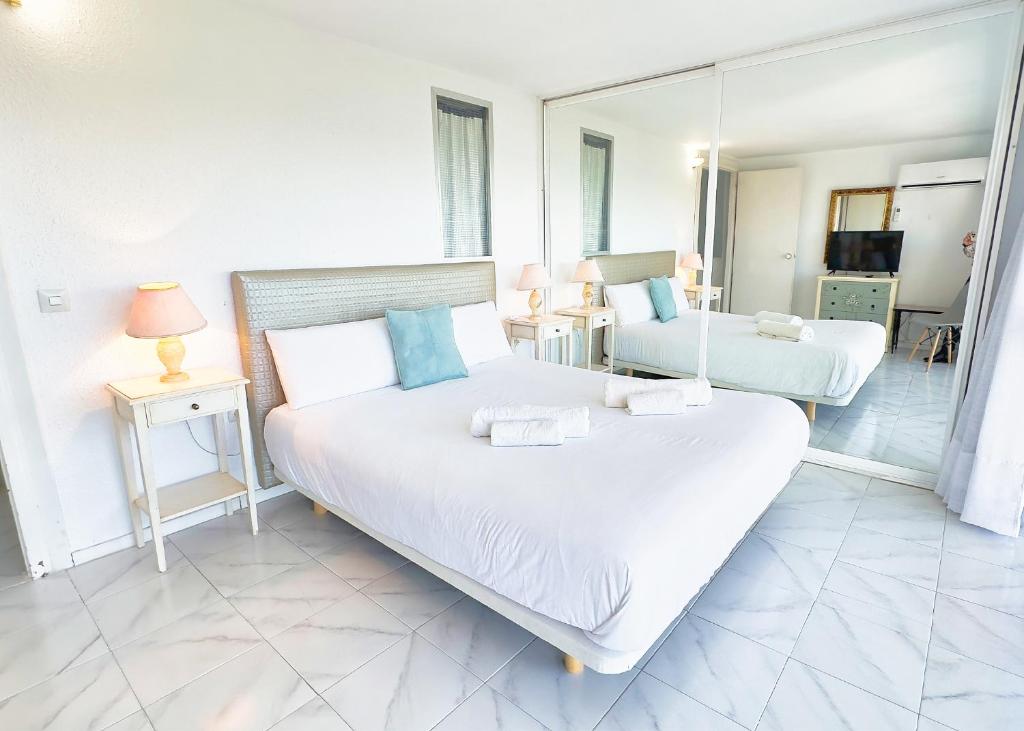 Postel nebo postele na pokoji v ubytování Skol 727 Lovely 2 Bedroom Duplex in Marbella Center