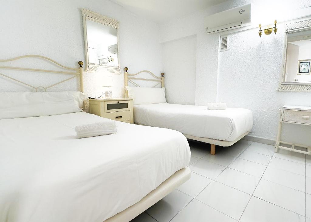 Postel nebo postele na pokoji v ubytování Skol 727 Lovely 2 Bedroom Duplex in Marbella Center