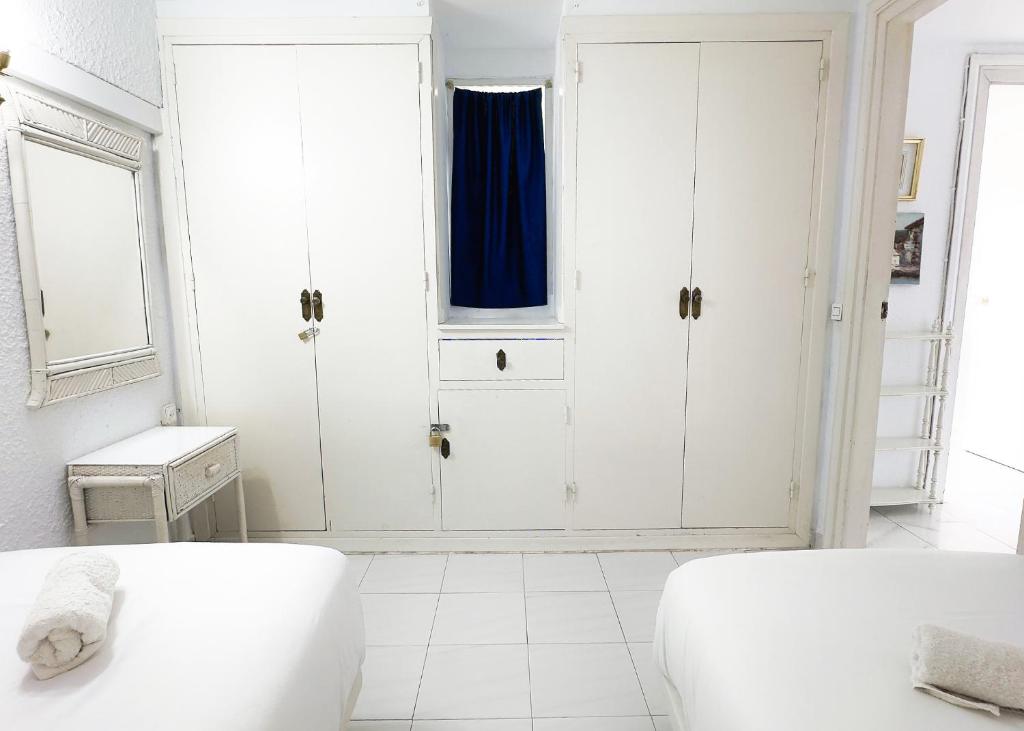 Postel nebo postele na pokoji v ubytování Skol 727 Lovely 2 Bedroom Duplex in Marbella Center