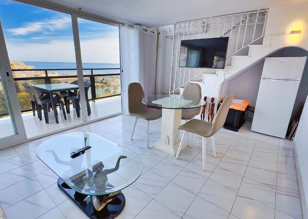Posezení v ubytování Skol 727 Lovely 2 Bedroom Duplex in Marbella Center