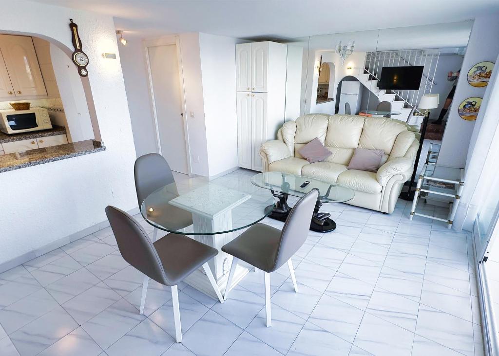 Posezení v ubytování Skol 727 Lovely 2 Bedroom Duplex in Marbella Center