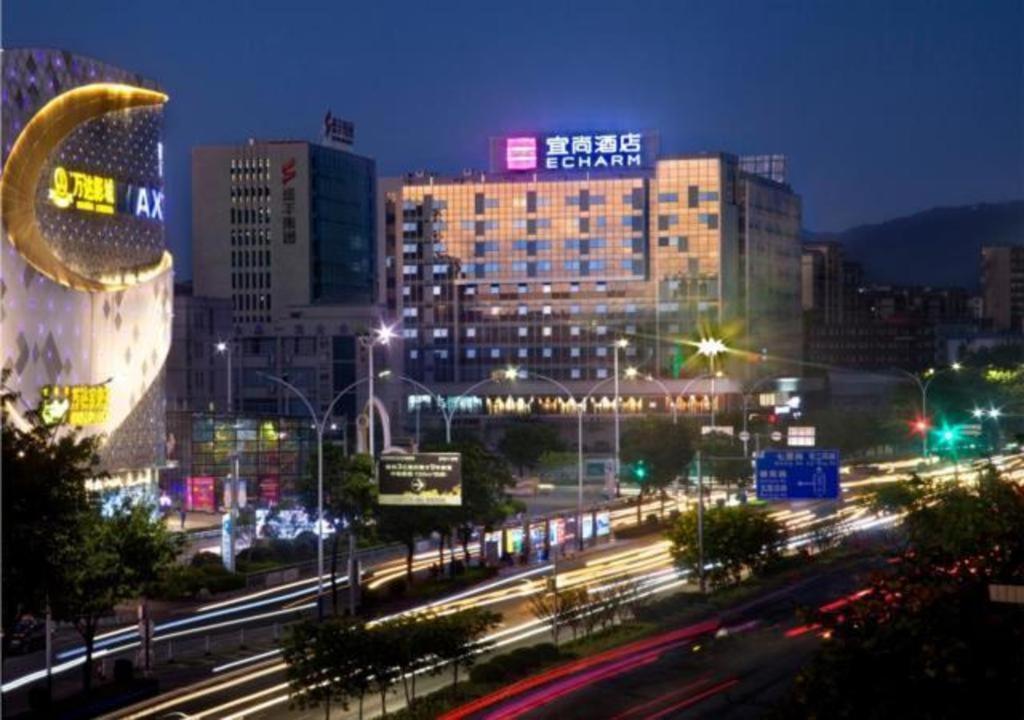 uma cidade à noite com edifícios e luzes de rua em Echarm Hotel Guilin High-tech Wanda Li Lake em Guilin