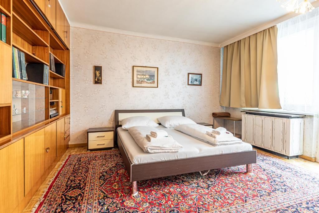 1 dormitorio con cama y alfombra en Vintage + View + Balcony - The Original Vienna, en Viena