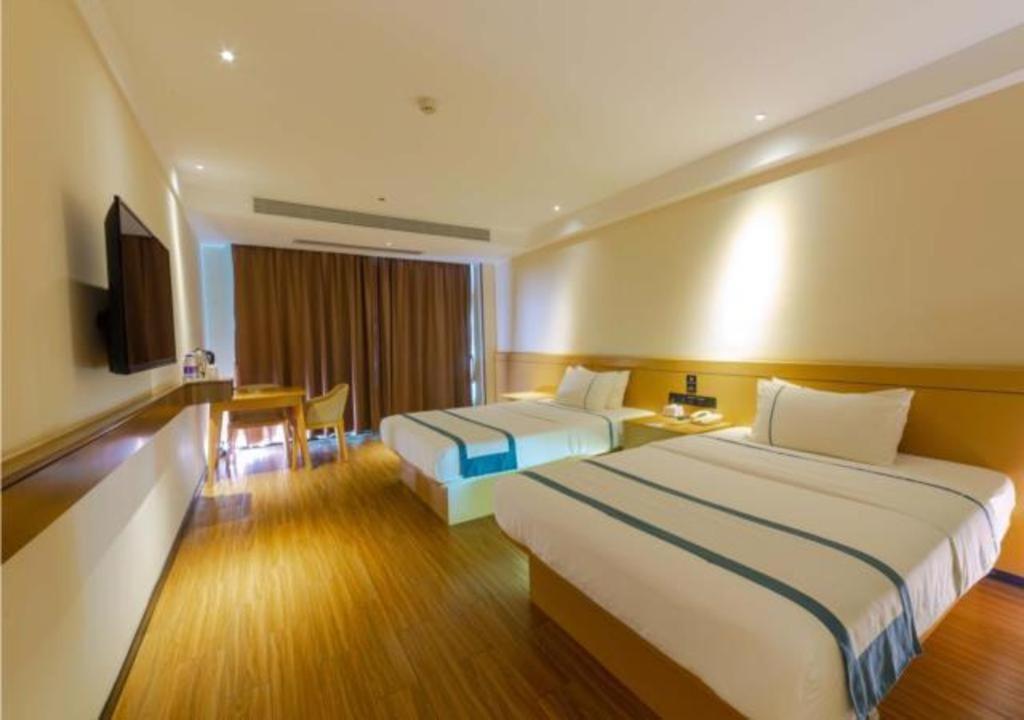 Habitación de hotel con 2 camas y TV en City Comfort Inn Zhanjiang Xuwen Port Wharf Passenger Station en Xuwen