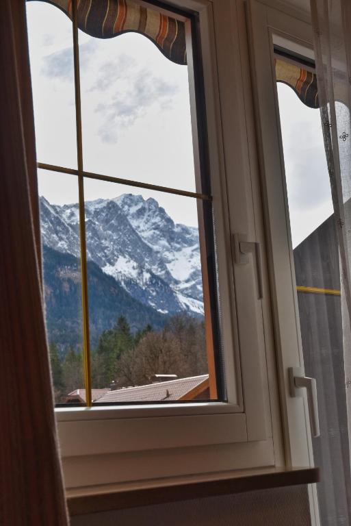 Nespecifikovaný výhled na hory nebo výhled na hory při pohledu z hotelu