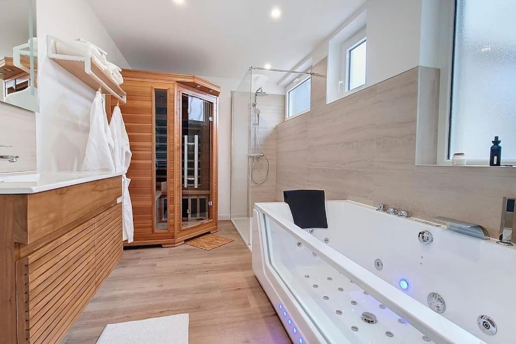 La grande salle de bains est pourvue d'une grande baignoire et d'un lavabo. dans l'établissement La drapière - Maison centre ville, à Louviers