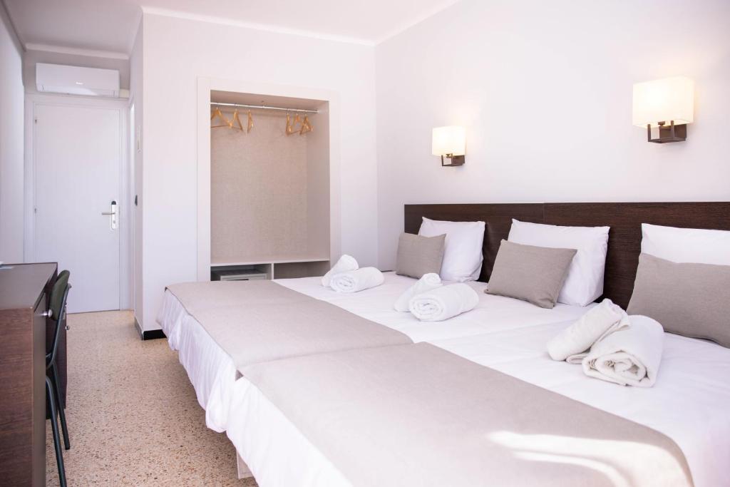 Postel nebo postele na pokoji v ubytování RVHotels GR92