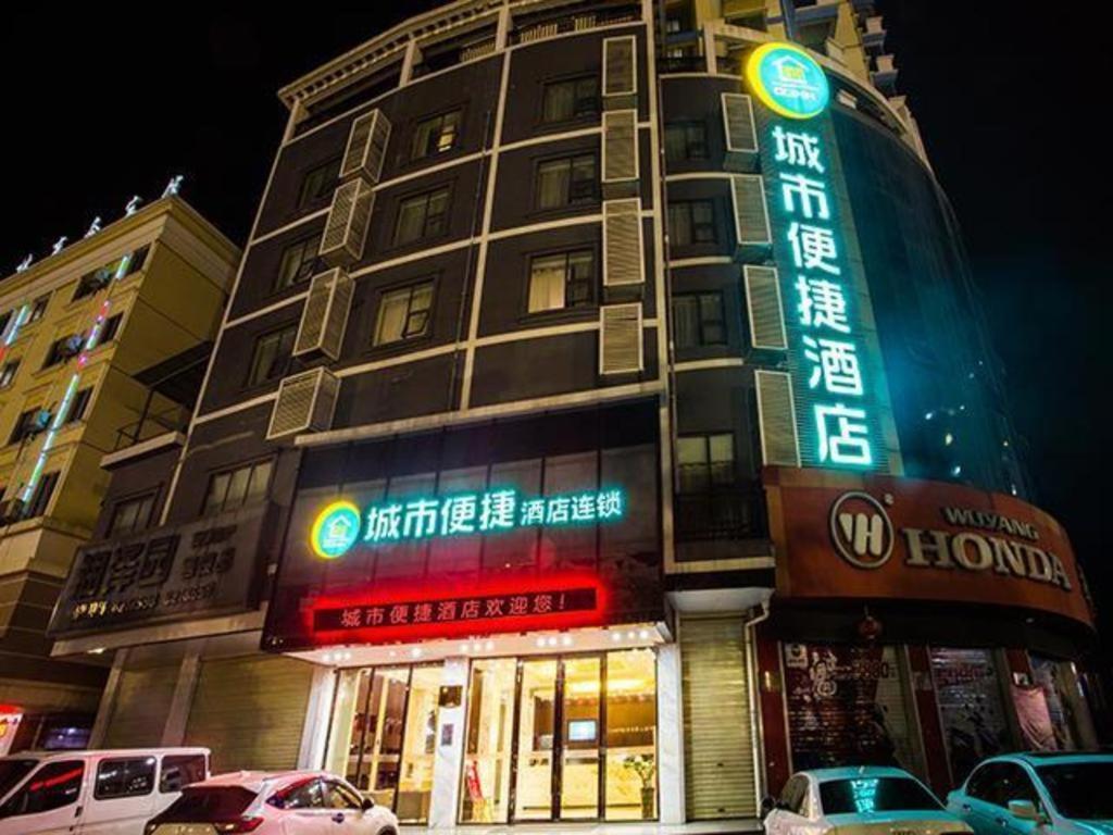 un edificio con letreros de neón en el costado en City Comfort Inn Nanning Wuming Xiangshan Avenue en Wuming