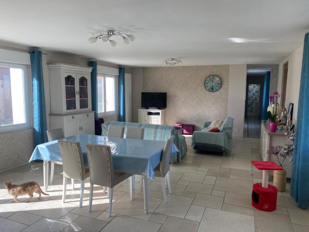 eine Küche und ein Wohnzimmer mit einem blauen Tisch und Stühlen in der Unterkunft Maison 3ch soullans in Soullans