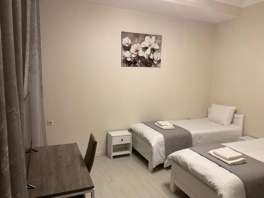Llit o llits en una habitació de Cultural Crossing Hotel