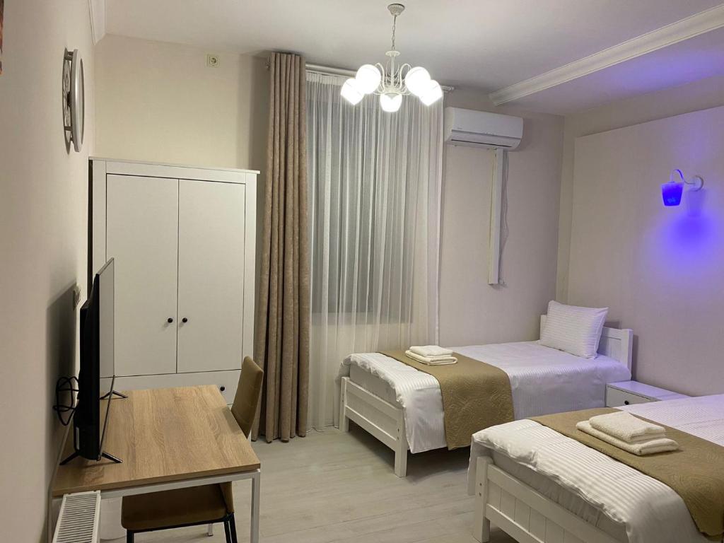 Llit o llits en una habitació de Cultural Crossing Hotel