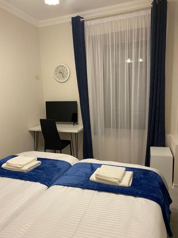 Llit o llits en una habitació de Cultural Crossing Hotel