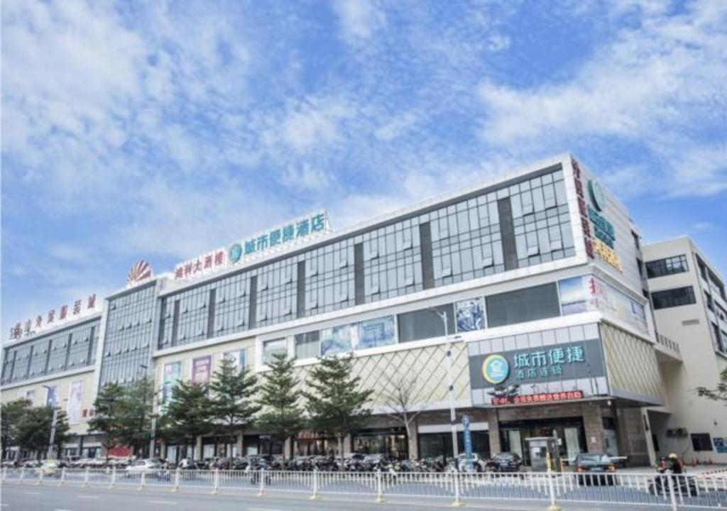 ein großes Gebäude mit vielen Fenstern in der Unterkunft City Comfort Inn Zhanjiang South Railway Station in Zhanjiang