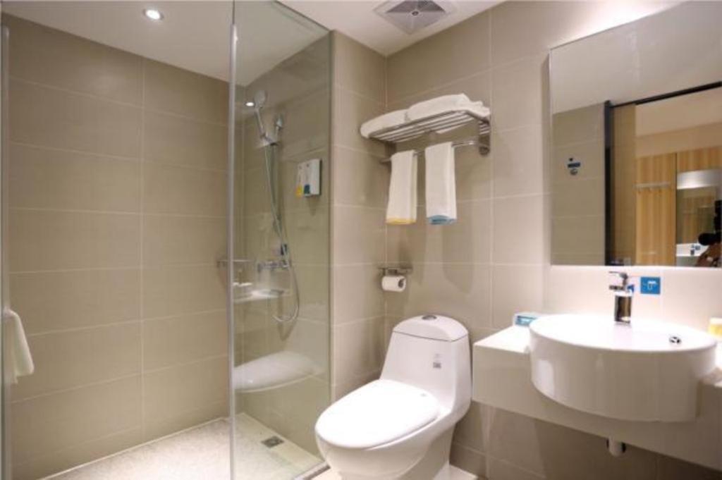 y baño con aseo, lavabo y ducha. en City Comfort Inn Changsha Jingwanzi Desiqin Plaza, en Yangtianhu