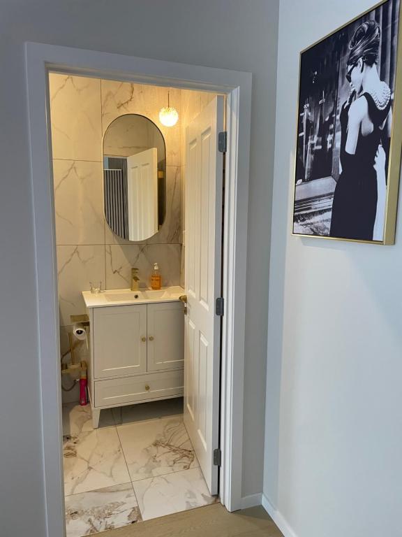 Delightful little house & Chateau Charme Suite - Resim 29