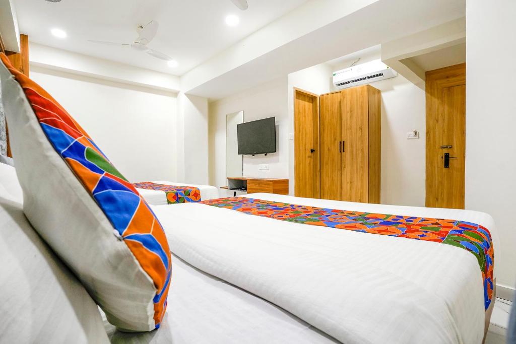 Postel nebo postele na pokoji v ubytování FabHotel Namantra - Nr Apollo Circle Sardar Patel Ring Road