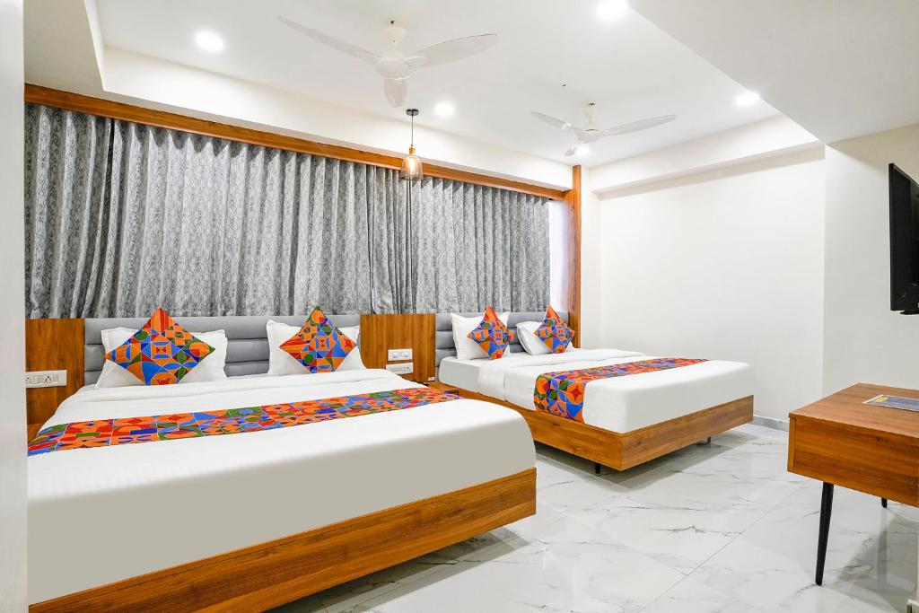 Postel nebo postele na pokoji v ubytování FabHotel Namantra - Nr Apollo Circle Sardar Patel Ring Road