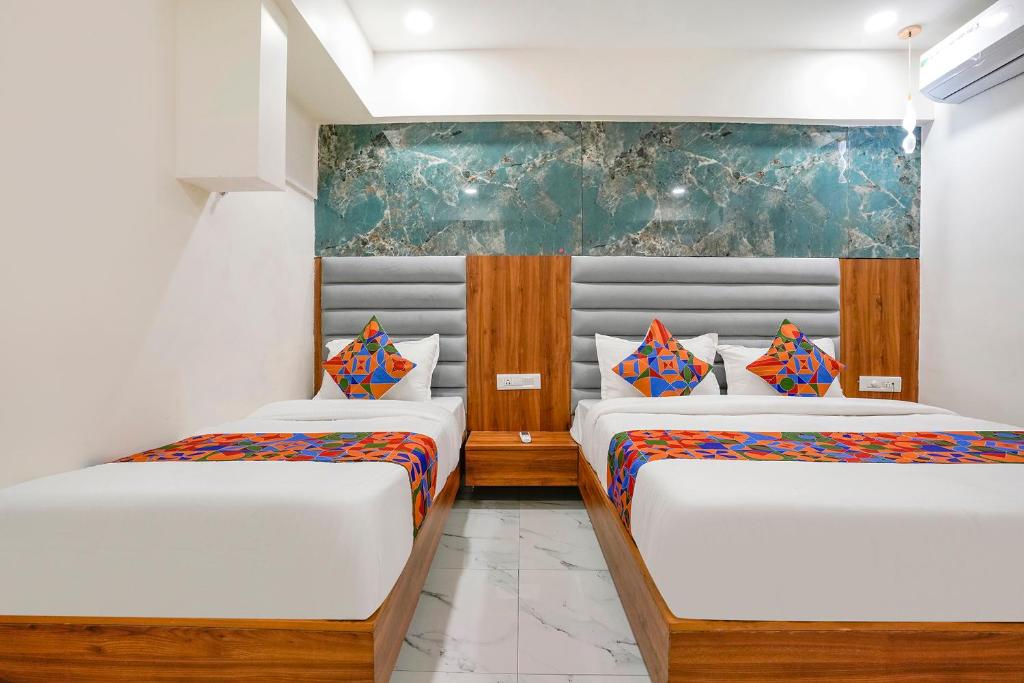 Postel nebo postele na pokoji v ubytování FabHotel Namantra - Nr Apollo Circle Sardar Patel Ring Road