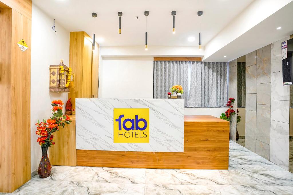 Postel nebo postele na pokoji v ubytování FabHotel Namantra - Nr Apollo Circle Sardar Patel Ring Road