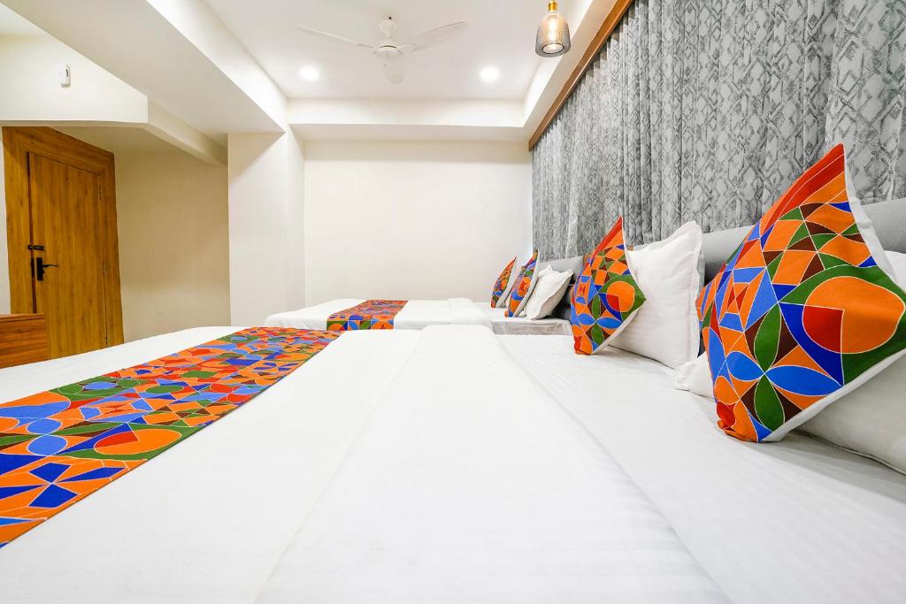 Postel nebo postele na pokoji v ubytování FabHotel Namantra - Nr Apollo Circle Sardar Patel Ring Road