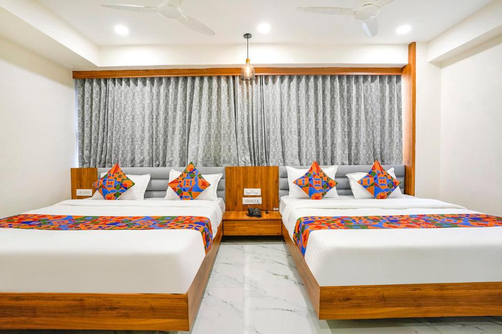 Postel nebo postele na pokoji v ubytování FabHotel Namantra - Nr Apollo Circle Sardar Patel Ring Road