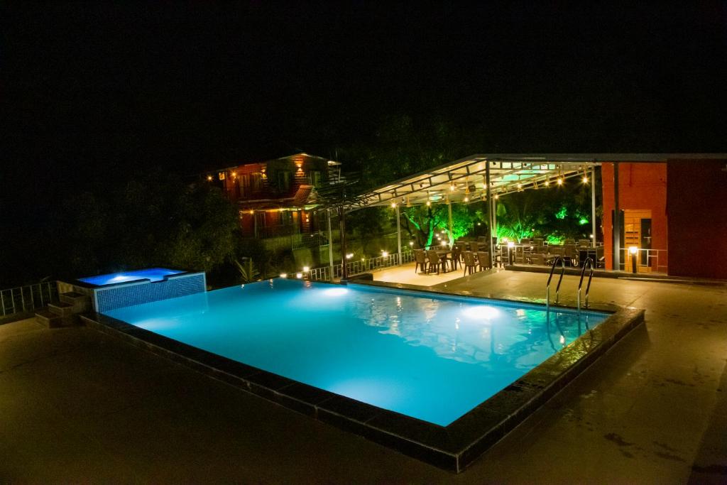 Bazén v ubytování Riyansh Alibaug Villas and Resort nebo v jeho okolí