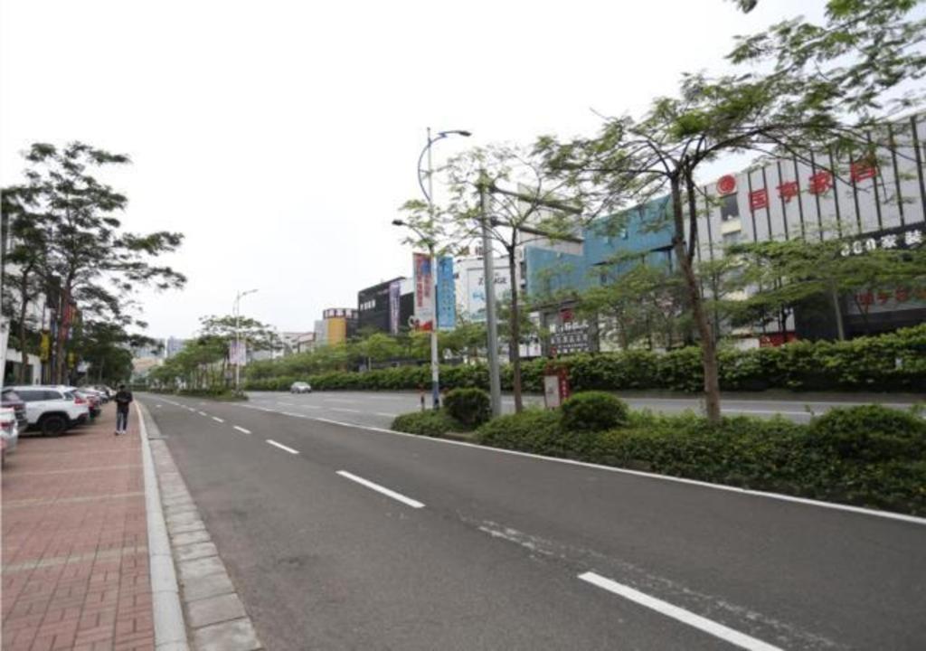 an empty street with cars parked on the side of the road at City Comfort Inn Foshan Longjiang Exhibition Center in Shunde