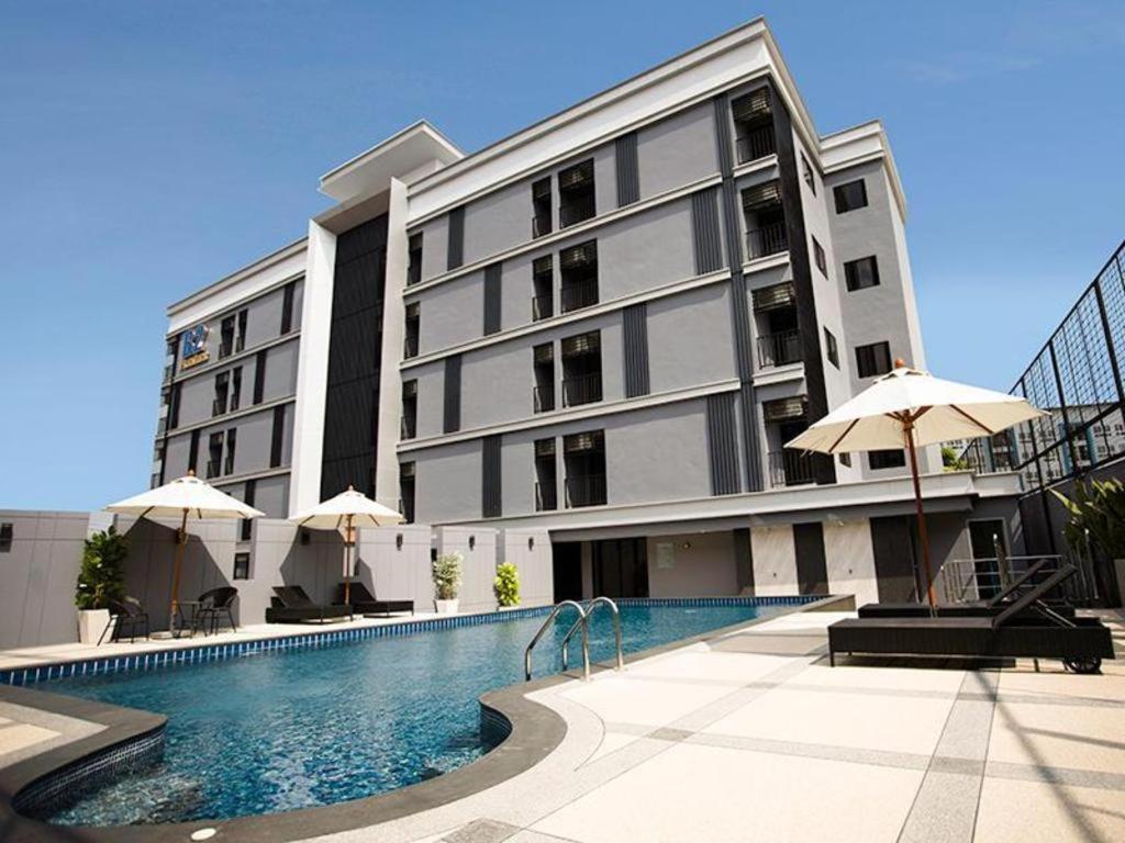 Ban Chak Samo的住宿－B2 Amata Nakorn Premier Hotel，一座大型建筑,前面设有一个游泳池