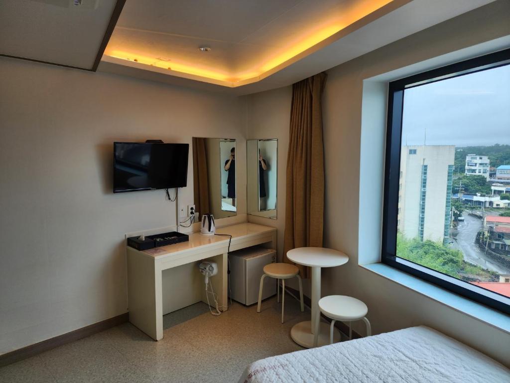 TV a/nebo společenská místnost v ubytování Rezion Hotel