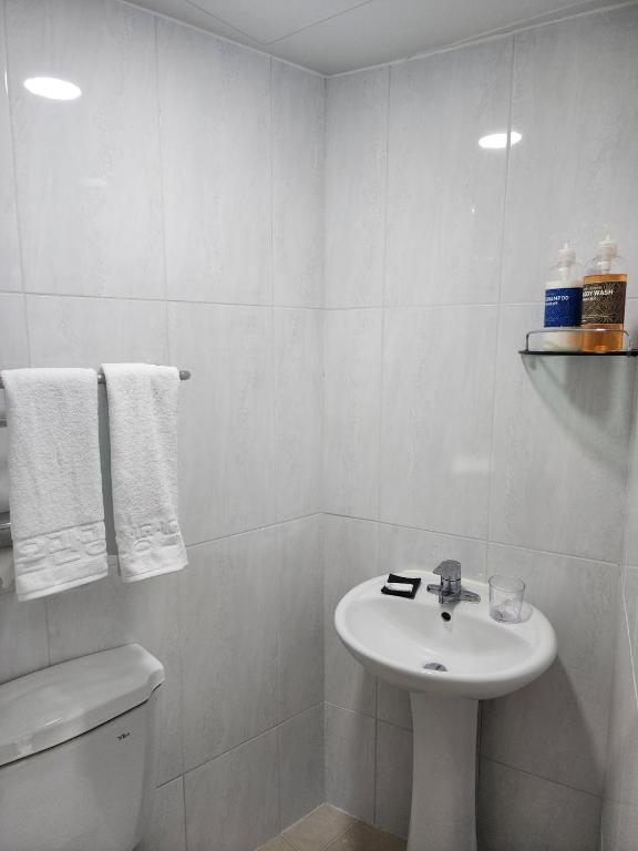 Koupelna v ubytování Rezion Hotel