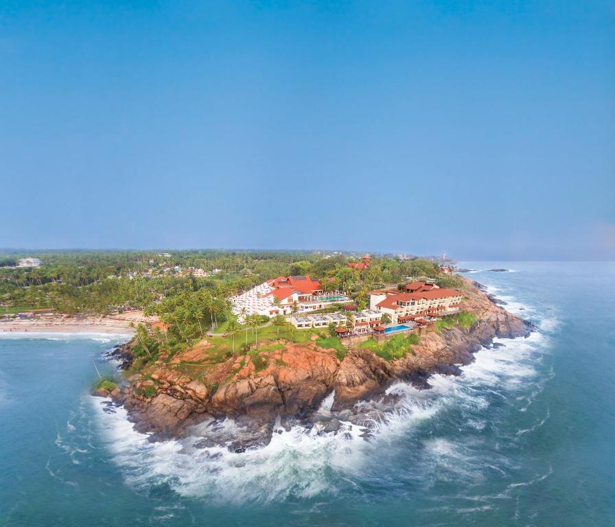 una vista aérea de una isla en el océano en The Leela Kovalam, A Raviz Hotel en Kovalam