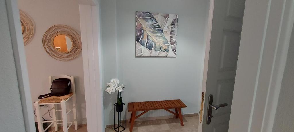 ein Flur mit einem Tisch und einem Bild an der Wand in der Unterkunft Hermes green in Artemida