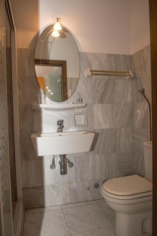 Koupelna v ubytování Verdelis Inn
