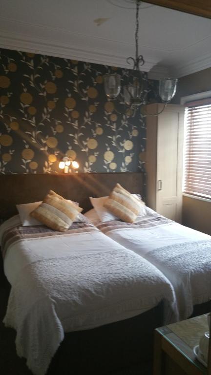 Brentwood Guest House - Standard Twin Room - Second Floor - Room 9