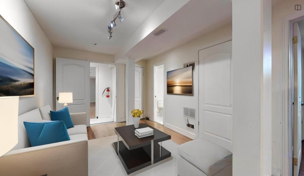 Scotchmere Serenity: Modern 1-Bedroom Brampton Haven في برامبتون: غرفة معيشة مع أريكة وطاولة