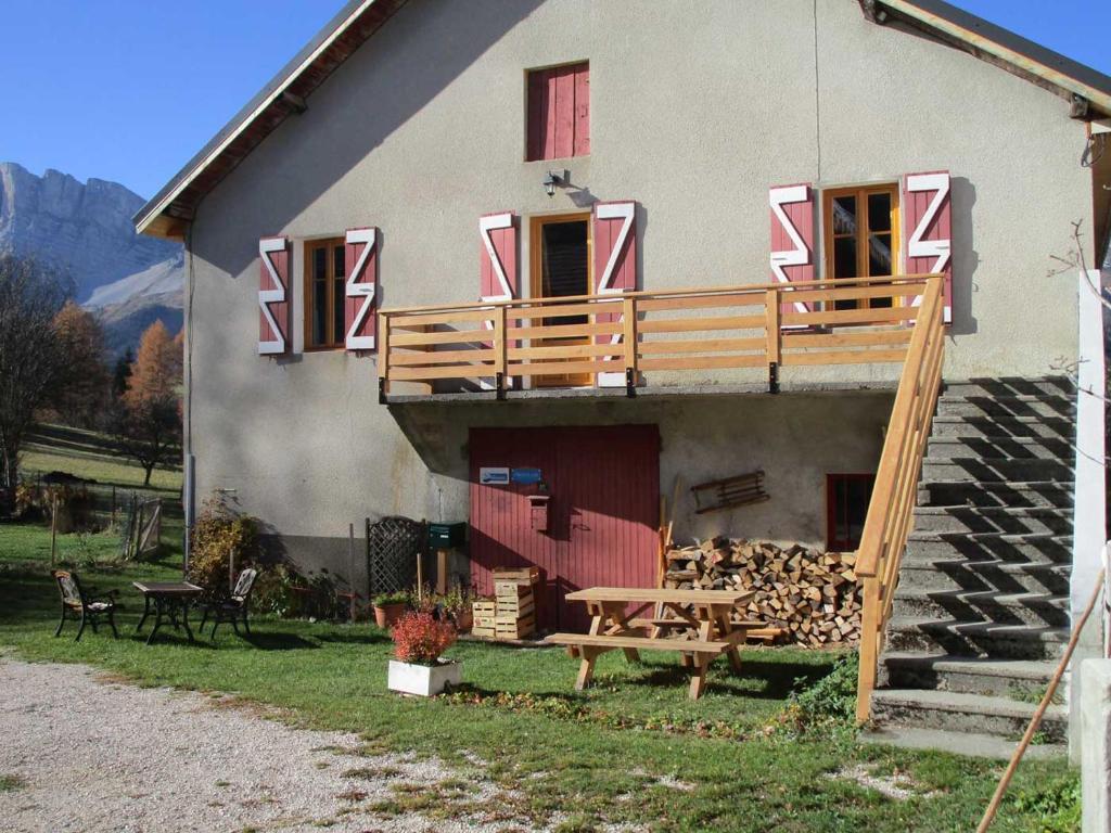 una casa con una terraza a un lado en Gîte au chemin des Cordonniers, en Gresse-en-Vercors