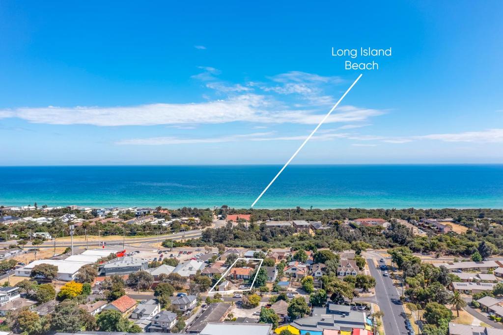 una vista aérea de un suburbio con el océano en el fondo en Long Island Beach House gateway to Mornington Peninsula #free parking, en Frankston