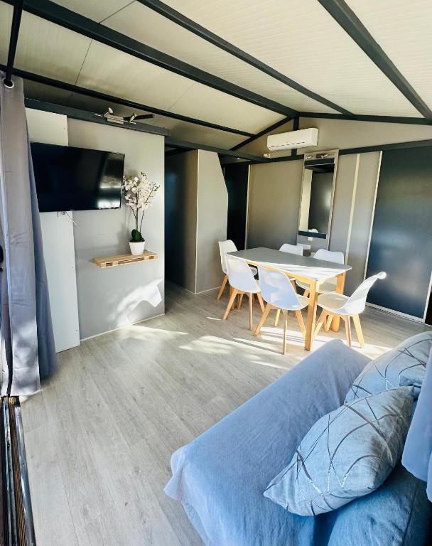 une chambre avec un lit, une table et des chaises dans l'établissement Le Chalet de Louise 7 places, à Taradeau