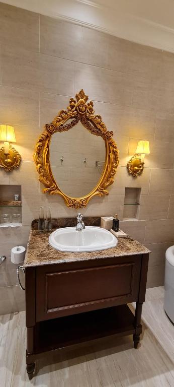 ジョグジャカルタにあるDandaman villaのバスルーム(洗面台、壁掛け鏡付)