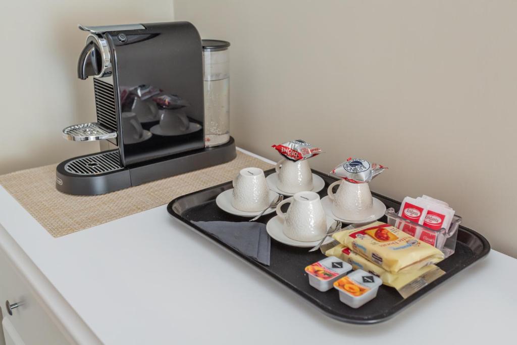 Příslušenství pro přípravu čaje a kávy v ubytování Daplace - La Mongolfiera Rooms in Navona