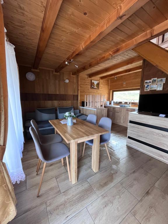 Kuchyňa alebo kuchynka v ubytovaní Domki- Limanowa, domki z balią i sauną