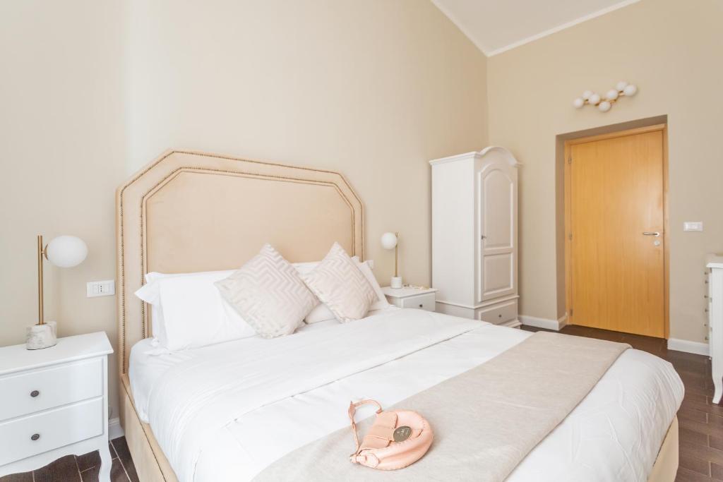 Postel nebo postele na pokoji v ubytování Daplace - La Mongolfiera Rooms in Navona