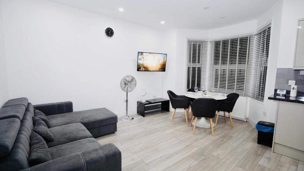 a living room with a couch and a table at F3, Luxury Flat close to Ilford. sel in Ilford