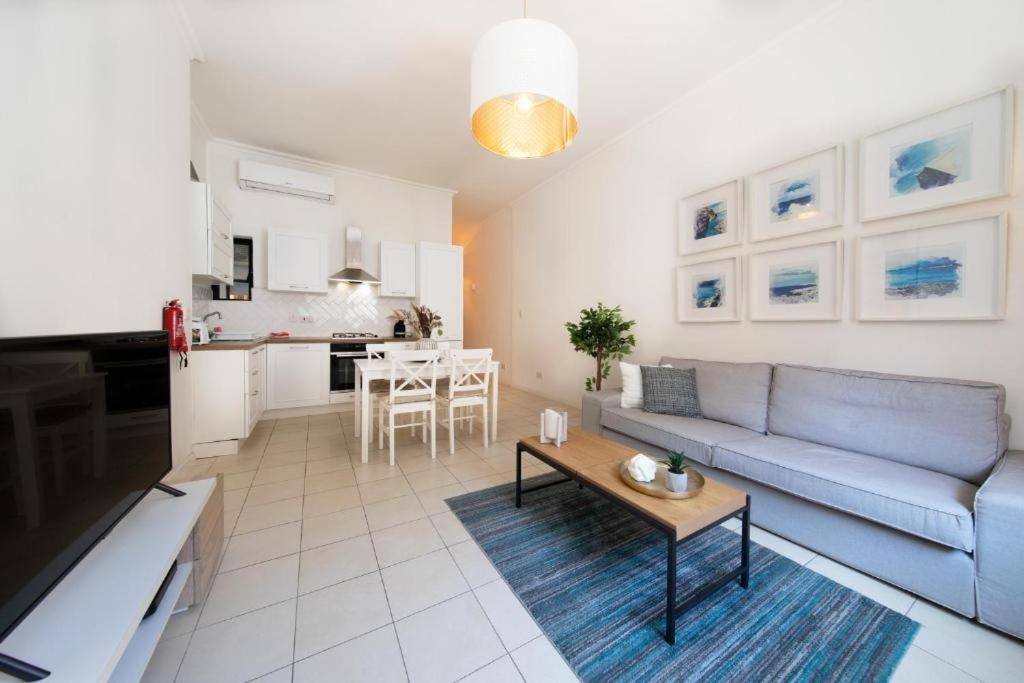 - un salon avec un canapé bleu et une table dans l'établissement Cozy 3 Bedrooms - Near Sliema Seafront, à Sliema