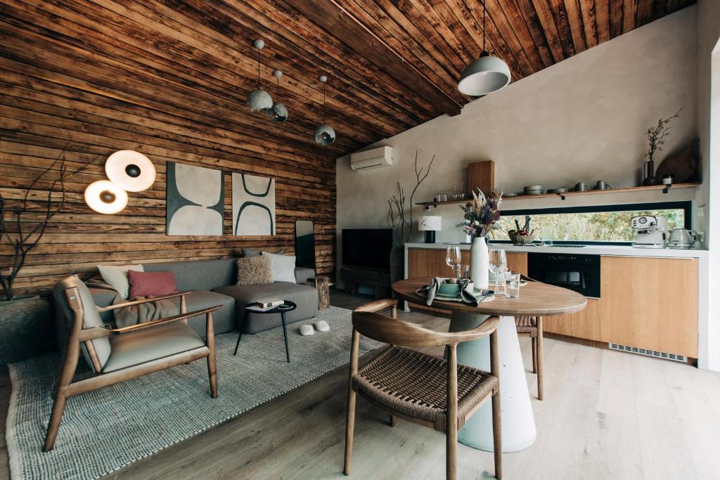 Kuchyň nebo kuchyňský kout v ubytování ZAMA Forest Resort