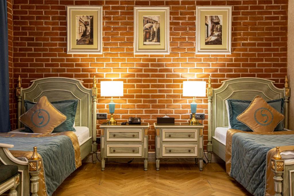 Postel nebo postele na pokoji v ubytování Sapphire Bayil Hotel