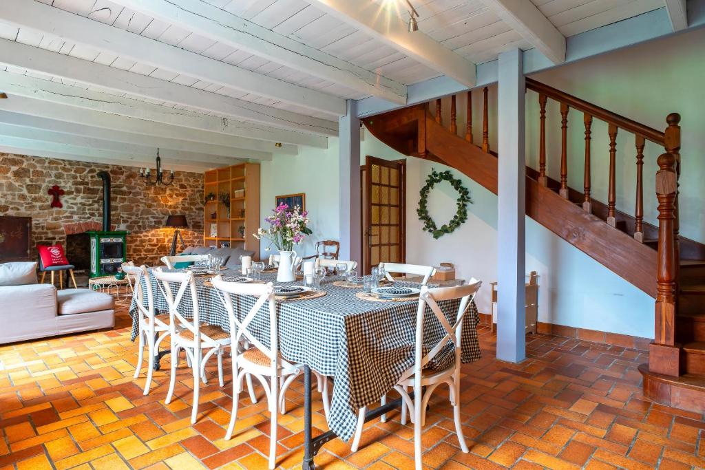 a dining room with a table and chairs at Kerfeunteun - Grande maison à 15min de la plage in Quimperlé