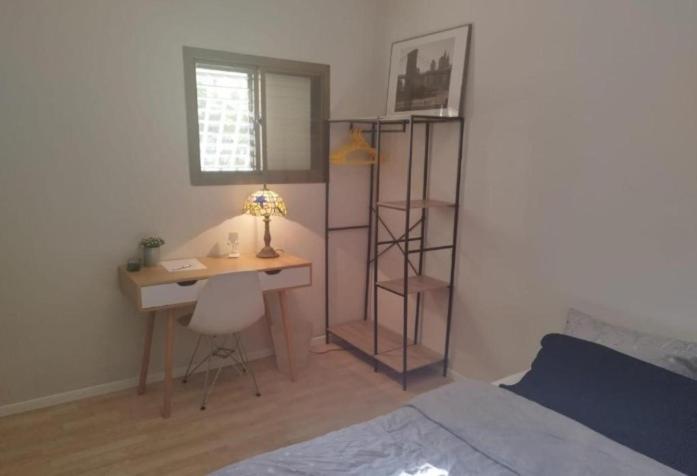 Postel nebo postele na pokoji v ubytování חדר מקסים בדירה בה אנו גרים בחולון קרוב לתל אביב וחוף הים כולל מקלט
